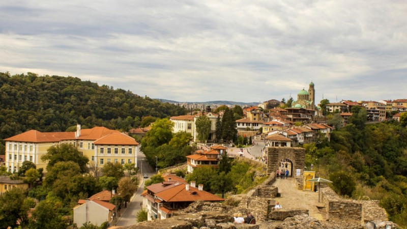 Scenic view of Veliko Tarnovo, Bulgaria, showcasing charming houses and historic buildings., tags: bulgariens im dorf - pexel