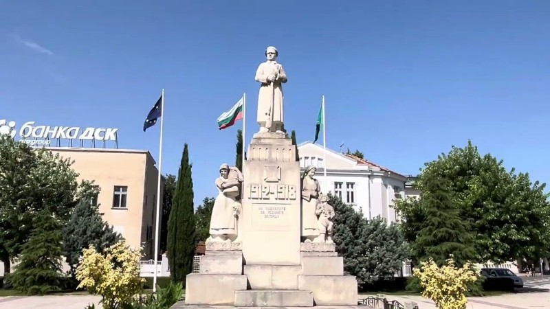 The center of Nova Zagora is the cozy heart of a small Bulgarian town.
Wide pedestrian streets, well-kept parks, fountains, old buildings and a calm atmosphere.
Here locals meet for coffee, children play near monuments, and tourists discover the real Bulgaria without the fuss. 

Центр Нова Загоры — уютное сердце маленького болгарского города.
Широкие пешеходные улицы, ухоженные парки, фонтаны, старинные здания и спокойная атмосфера.
Здесь местные встречаются на кофе, дети играют у памятников, а туристы — открывают настоящую Болгарию без суеты.

#НоваЗагора #NovaZagora #Болгария #Bulgaria #ГородскойЦентр #CityCenter - youtube