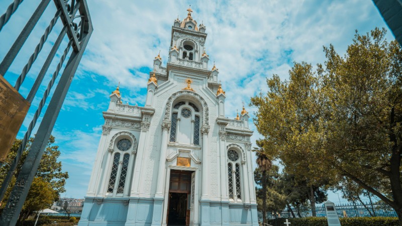A breathtaking view of Saint Stephen's Orthodox Church, showcasing intricate architecture and vibrant surroundings., tags: stephanskirche liturgie für - pexel