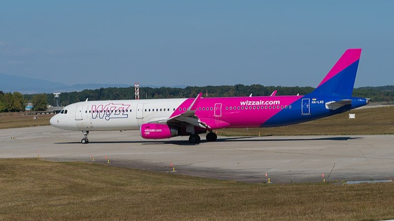 A Wizz Air Airbus A321 200 taxiing at Geneva Airport, tags: direktflüge zwischen bulgarien und polen - CC BY-SA